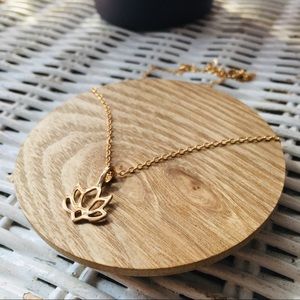 NWOT dainty golden lotus necklace